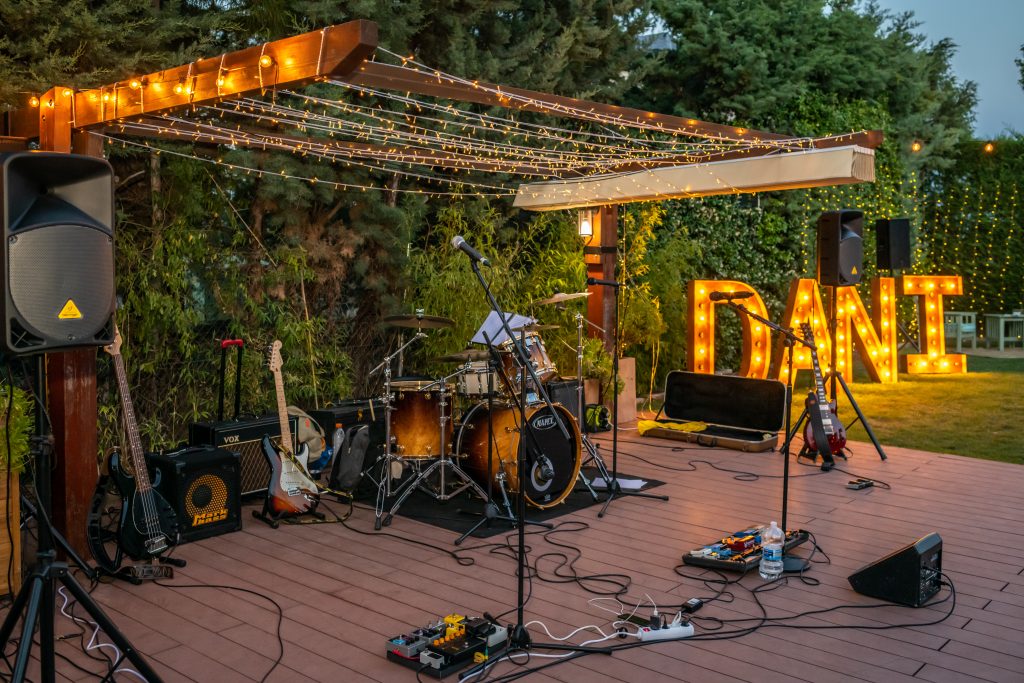 Escenario con instrumentos pero sin músicos. Al fondo se ven unas letras luminosas.