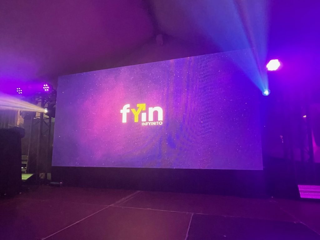 Pantalla led con el logo de fyin