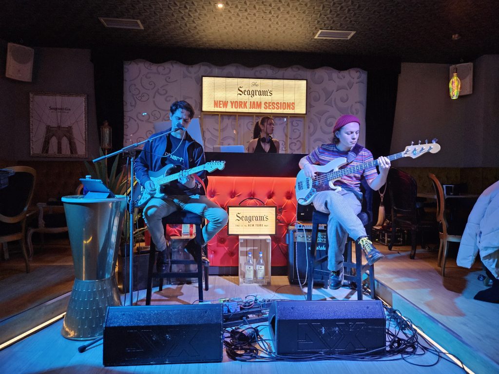 DJ y dos cantantes sentados en un concierto