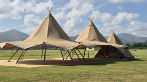 Tipis instalados en una finca